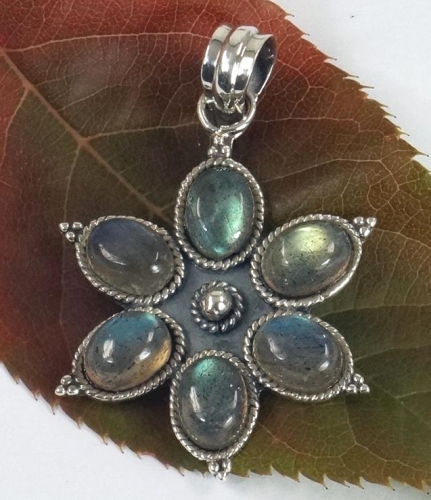 Ethno flowers silver pendants, Indian boho chain pendant - labradorite Ø3 cm