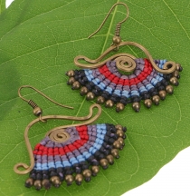 Hanging brass earring with macramé - red/blue