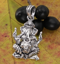 Amulett `sitzender Ganesha`, silberner Kettenanhänger aus Messing..