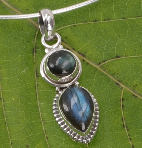 Boho silver pendant, indian silver chain pendant - labradorite - 2 cm Ø1,3 cm